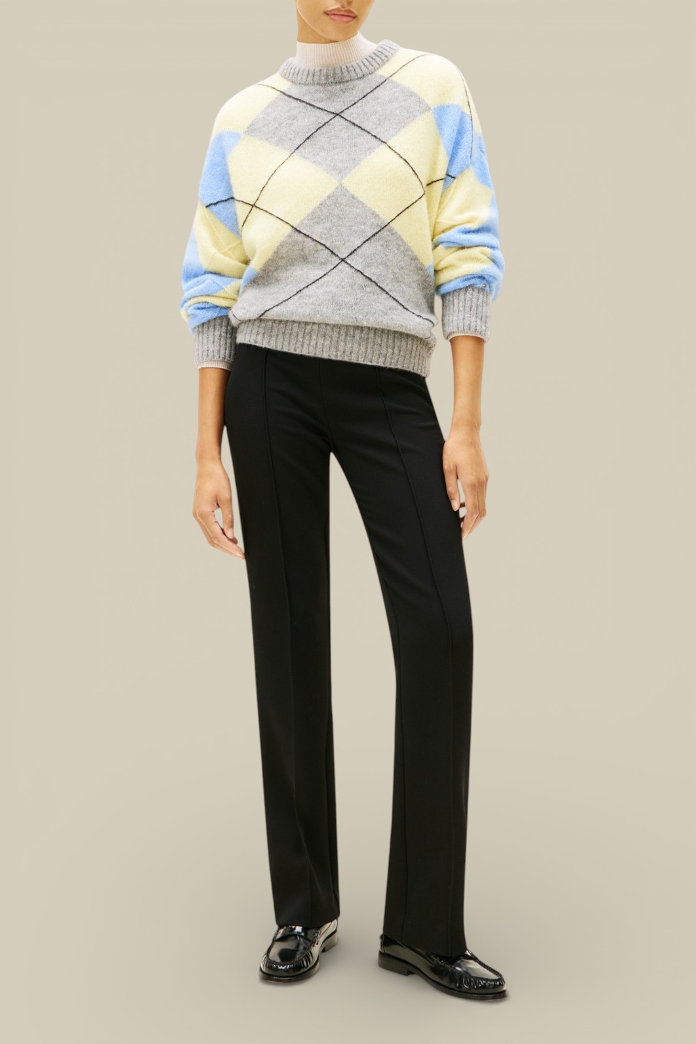 תמונת כל הלוק של מכנסיים מחויטים